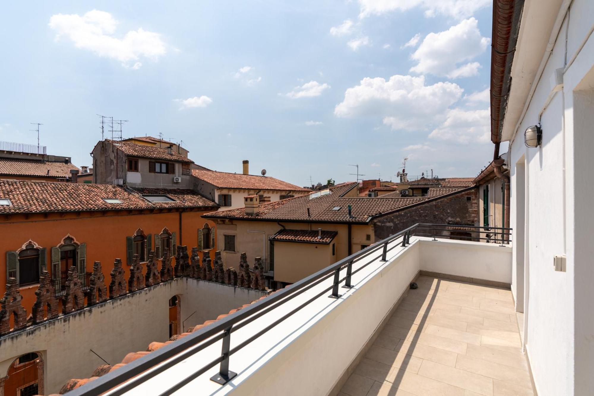 Palazzo Delle Guglie By Postcardsfrom Aparthotel Verona Luaran gambar