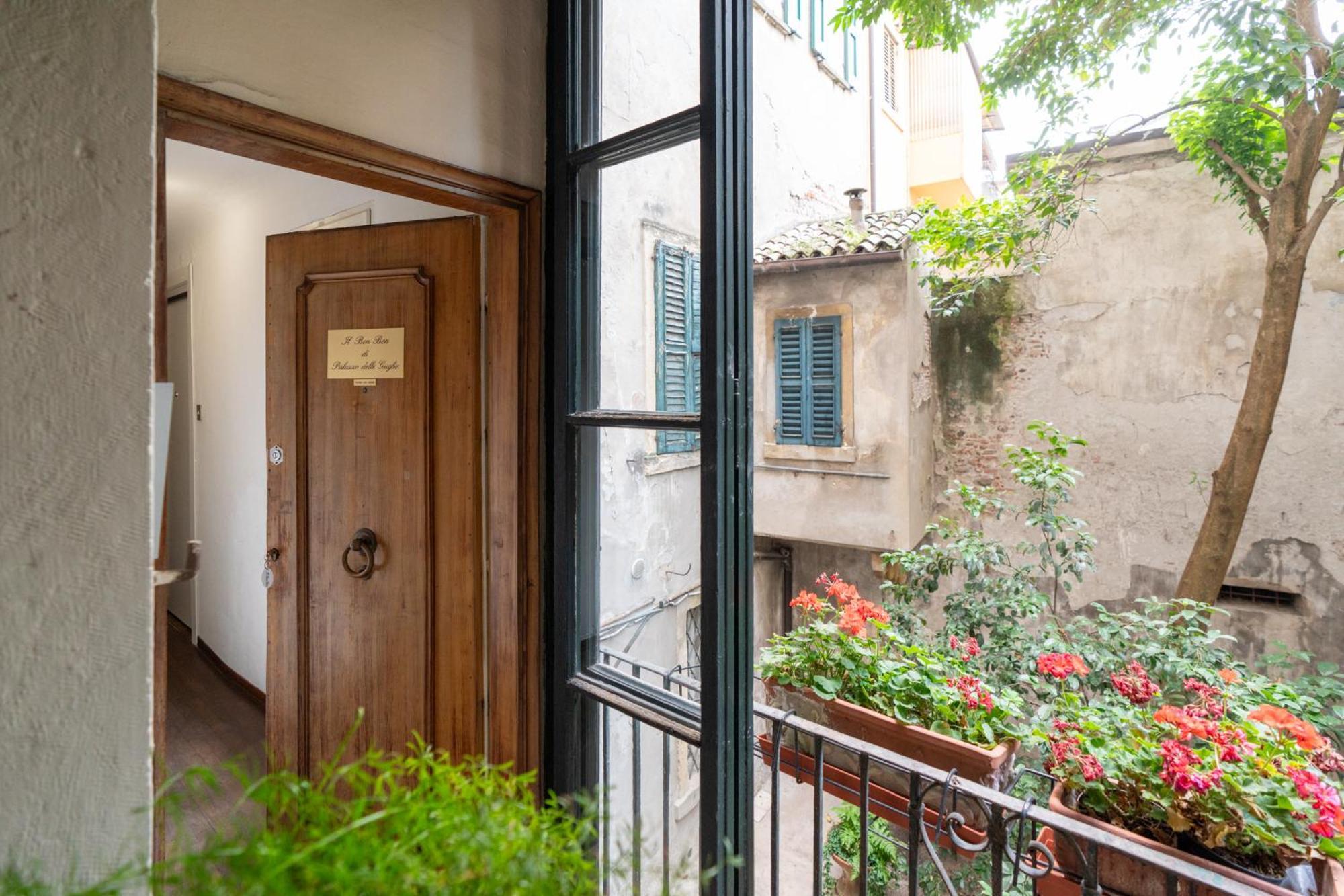 Palazzo Delle Guglie By Postcardsfrom Aparthotel Verona Luaran gambar