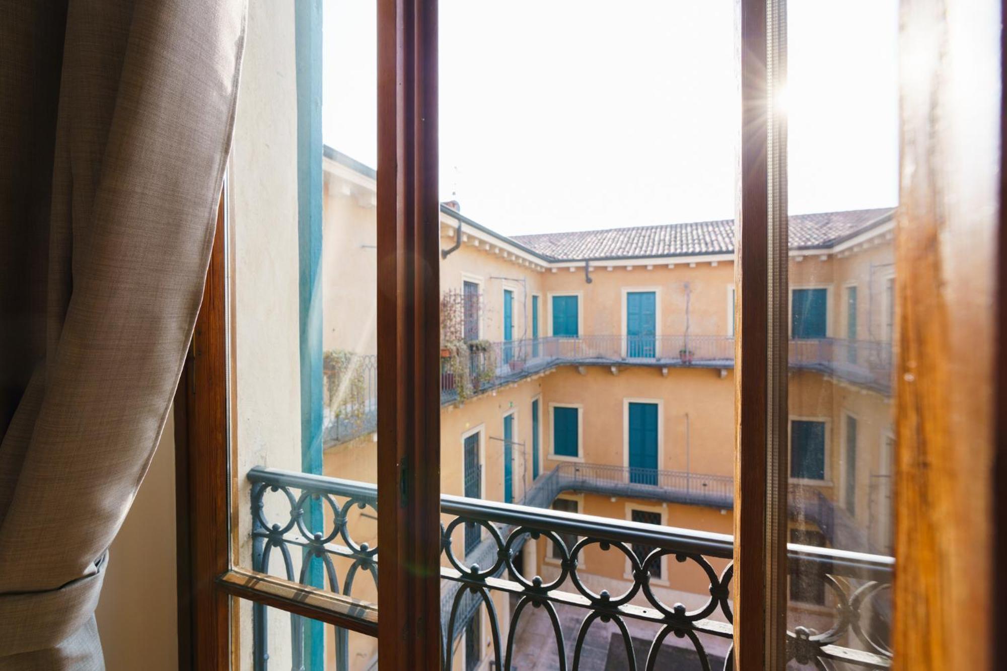 Palazzo Delle Guglie By Postcardsfrom Aparthotel Verona Luaran gambar